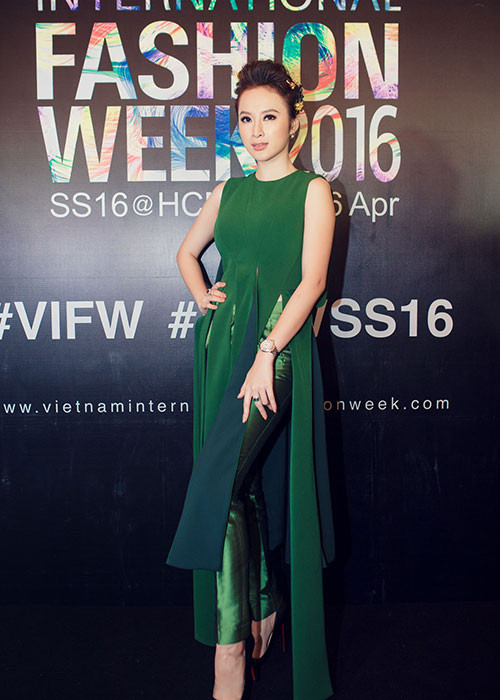 Nữ diễn viên đã chọn chiếc váy nằm trong bộ sưu tập mới của NTK Lê Thanh Hòa cũng như kết hợp với phụ kiện tiền tỷ. 