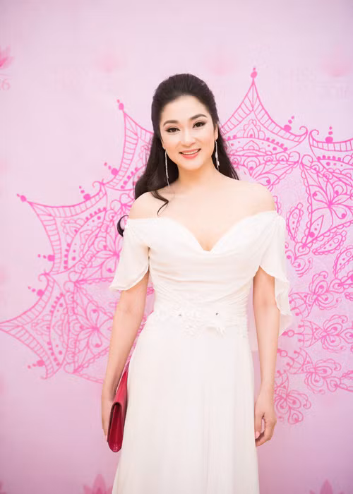 Đây là lần hiếm hoi Hoa hậu Việt Nam 2004 xuất hiện sau một thời gian dài im hơi lặng tiếng. 