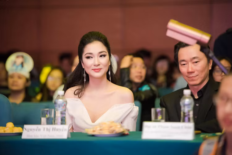 HH Nguyen Thi Huyen khoe vai tran quyen ru lam giam khao-Hinh-6