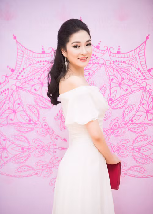 Xuất hiện tại sự kiện, Hoa hậu Nguyễn Thị Huyền gợi cảm trong chiếc đầm trễ vai của NTK Hoàng Hải. 