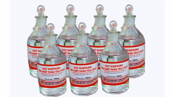 Có 3 loại axit thông dụng nhất hiện nay là axit nitric (HNO3), axit hydrochloric/clohydric (HCl) và axit sulfuric (H2SO4). Khi dính vào da thịt, chúng sẽ gây ra những tác hại vô cùng đáng sợ. Da thịt bị ăn mòn, có khi ăn mòn đến xương, trường hợp nặng có thể ăn vào xương. Nếu axit dính vào mắt sẽ gây mù vĩnh viễn.