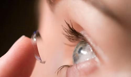 Nếu bạn hoặc người bị nạn có đeo kính áp tròng thì phải tháo ngay kính áp tròng ra, nếu kính chưa bị tuột ra trong khi rửa mắt bằng nước. Sau khi làm theo các bước ở trên, hãy đến ngay cơ sở y tế hoặc gọi cấp cứu. Mang theo hộp đựng hóa chất hoặc tên hóa chất khi bạn đến cơ sở y tế. Nếu có thể, hãy đeo kính râm vì mắt bạn sẽ rất nhạy cảm với ánh sáng.