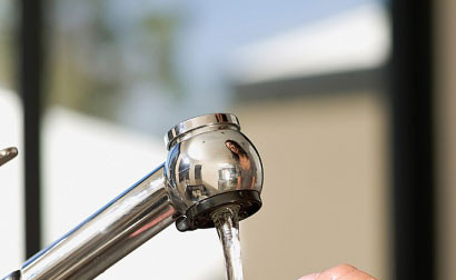 Nếu axit dính vào mắt, cũng hứng rửa mắt dưới vòi nước chảy trong ít nhất 30 phút. Nếu chỉ một mắt bị dính, cần cẩn thận không để axit chảy vào mắt còn lại hay dính vào mũi, miệng và các phần thân thể khác. Cách tốt nhất là nghiêng đầu qua một bên để axit và nước chảy ra ngoài ở bên thái dương.