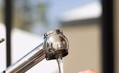 Nếu axit dính vào mắt, cũng hứng rửa mắt dưới vòi nước chảy trong ít nhất 30 phút. Nếu chỉ một mắt bị dính, cần cẩn thận không để axit chảy vào mắt còn lại hay dính vào mũi, miệng và các phần thân thể khác. Cách tốt nhất là nghiêng đầu qua một bên để axit và nước chảy ra ngoài ở bên thái dương.