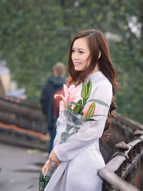 Cô bạn hot girl người dân tộc này cũng rất đa tài, bên cạnh việc theo đuổi con đường học thuật, Quỳnh hiện đang là chủ của một shop mỹ phẩm online khá nổi tiếng. Không chỉ dừng ở đó, Quỳnh Cherry cũng rất đam mê nhiếp ảnh, cô là một trong những người mẫu ảnh đắt khách nhận được nhiều lời mời chụp ảnh từ các nhiếp ảnh gia nổi tiếng.