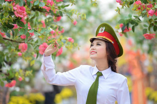 Sở hữu khuôn mặt xinh đẹp, thân hình nóng bỏng, cùng chiều cao 1m65 và số đo 3 vòng quá chuẩn. Quỳnh Cherry được nhiều người biết đến khi đạt giải cao trong loạt các cuộc thi sắc đẹp lớn nhỏ như: Á khôi trường Đại học Nội Vụ, Hoa khôi Miss Model Hà Nội 2014.