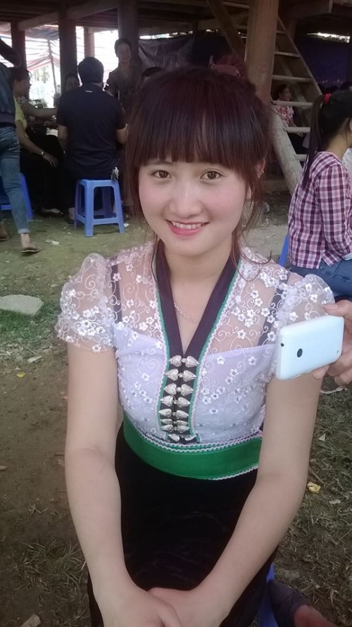 Thời gian trước, trên khắp các trang mạng xã hội, hình ảnh cô gái Thái tắm tiên được mọi người chia sẻ, thu hút hàng ngàn lượt like và comment. Ngay sau khi bức ảnh được đăng tải, với tốc độ điều tra nhanh chóng mặt, danh tính cô nàng hot girl người dân tộc "tắm tiên" này đã được tìm ra.