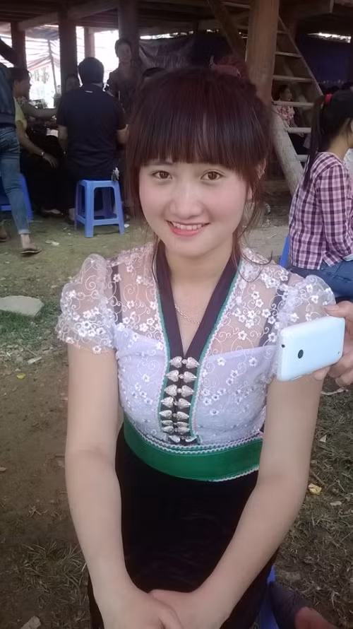 Thời gian trước, trên khắp các trang mạng xã hội, hình ảnh cô gái Thái tắm tiên được mọi người chia sẻ, thu hút hàng ngàn lượt like và comment. Ngay sau khi bức ảnh được đăng tải, với tốc độ điều tra nhanh chóng mặt, danh tính cô nàng hot girl người dân tộc "tắm tiên" này đã được tìm ra.