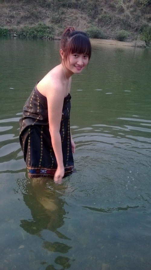 Chủ nhân của bức ảnh cô gái dân tộc tắm tiên là Lò Thị Hải Yến, sinh năm 1994. Hiện Yến đang học tại trường Kinh Tế Điện Biên. "Mình là dân tộc Thái Trắng, từ nhỏ sống ở Mường Lay. Sở thích của mình là được đi giao lưu cùng bạn bè, học hỏi xung quanh”. Yến chia sẻ.