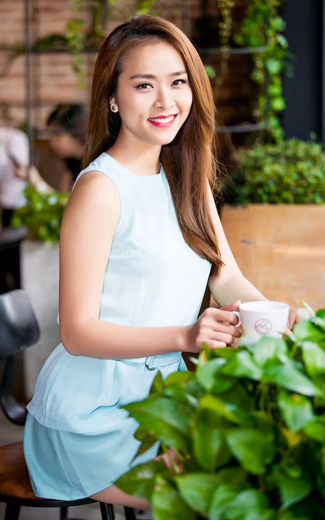 Năm 2011, cô nàng đăng cao ngôi vị cao nhất tại Phụ nữ thời đại. Luôn tận dụng những lợi thế của đôi má lúm, Bảo Ngọc xuất hiện trong các sự kiện, bộ ảnh luôn có nụ cười tỏa nắng.