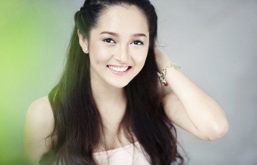 Khuôn mặt xinh đẹp, vóc dáng thanh mảnh và cân đối. Điều ấn tượng nhất trên khuôn mặt của Bảo Anh đó là đôi má lúm đồng tiền cực yêu.