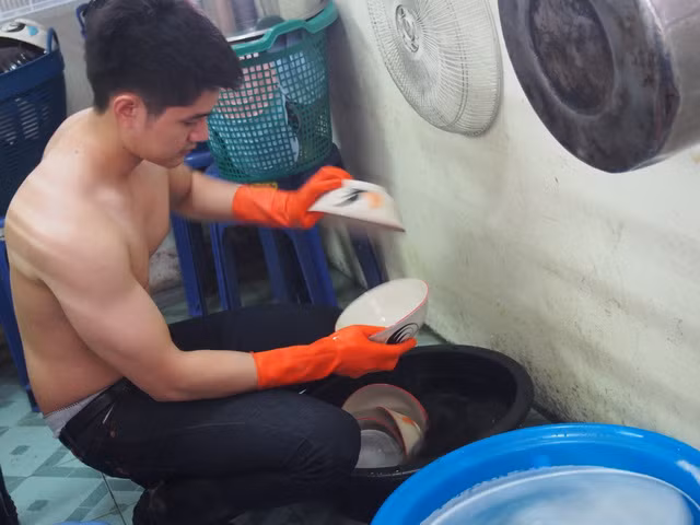 Loạt ảnh mới xuất hiện trên mạng Thái Lan về một anh chàng được mệnh danh “hot boy rửa bát” đang thu hút sự quan tâm của rất nhiều bạn trẻ. Nhân vật chính trong bộ ảnh là một chàng trai trẻ trung, đẹp như “nam thần” nhưng lại làm một công việc khá đặc biệt.