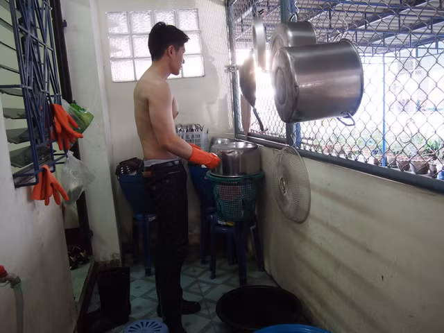 Ấn tượng lớn nhất ở chàng “hot boy rửa bát” này là khuôn mặt bảnh trai cùng với thân hình vạm vỡ, bụng 6 múi rất nam tính, mạnh mẽ. Chưa kể đến, chàng trai Thái Lan này còn có làn da trắng nõn, càng tăng sức hấp dẫn với phái đẹp.