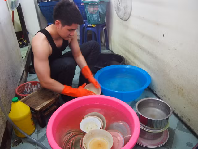 Một số bạn trẻ phân tích, việc cởi trần để ngồi rửa bát hơi “thừa thãi” và nếu như không có ý đồ “khoe” thì anh chàng này đã chẳng có hành động cởi áo như vậy.