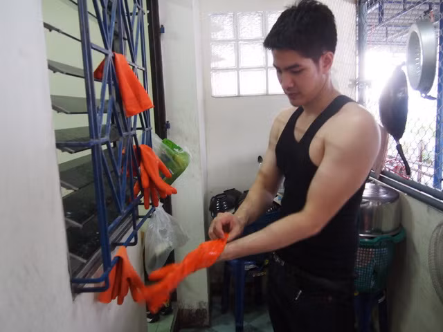 Ngắm thân hình vạm vỡ, vẻ bảnh trai hút hồn phái đẹp của anh chàng rửa bát.