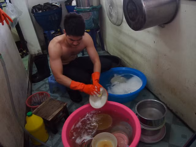 Thử tìm kiếm hình ảnh của Sim trên mạng, có thể thấy ảnh của anh chàng này còn xuất hiện ở một vài trang web của cộng đồng người đồng tính tại Thái Lan. Chính điều này đã tạo nên một số nghi ngờ về giới tính thật, độ “chuẩn man” của chàng trai rửa bát gây sốt.