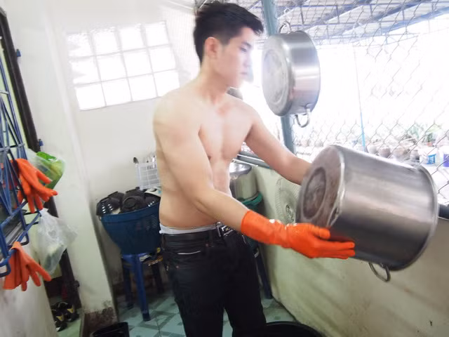 Anh chàng có thân hình cơ bắp, săn chắc rất nam tính, cởi trần ngồi rửa bát bị chụp ảnh lén và đăng lên mạng. Loạt ảnh được lan truyền với tốc độ nhanh chóng mặt, kích thích cư dân mạng truy lùng, tìm kiếm thông tin về nhân vật chính.