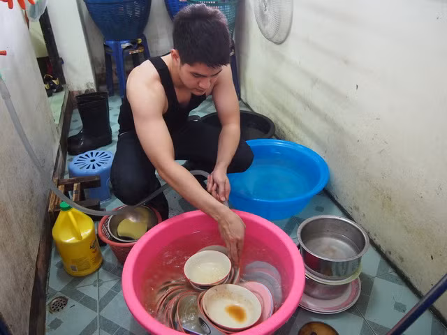 Dù chưa có nhiều thông tin về nơi ở, học tập và chưa biết nghề nghiệp chính của Sim là gì nhưng với những bức ảnh này, dân mạng Thái Lan, đặc biệt là các cô gái trẻ đã đủ mê mệt anh chàng này.