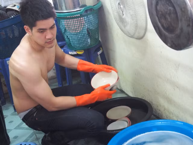 Bên cạnh những lời khen về ngoại hình, khuôn mặt của anh chàng rửa bát đẹp trai, một bộ phận dân mạng Thái Lan cũng nghi ngờ loạt ảnh này chỉ là một chiêu “khoe hàng”, sắp đặt để thu hút sự chú ý của người khác.