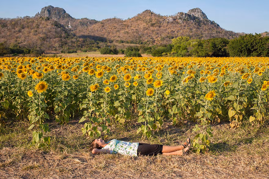Bạn có thể nhận thấy, toàn bộ các bức hình trong bộ ảnh do Karolina Jonderko thực hiện chỉ có 1 bối cảnh chủ đạo duy nhất, đó là: mẫu ảnh nằm ung dung trên mặt đất, xung quanh là khung cảnh tự nhiên đất trời, hoa cỏ thơ mộng.