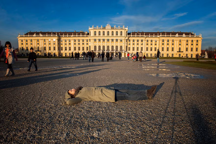 Karolina Jonderko đã nằm tại rất nhiều nơi trên thế giới. Ở những nơi cô từng đi qua, khung cảnh thiên nhiên của từng quốc gia hiện lên muôn hình muôn vẻ, trang phục cô mặc cũng biến hóa linh hoạt theo.