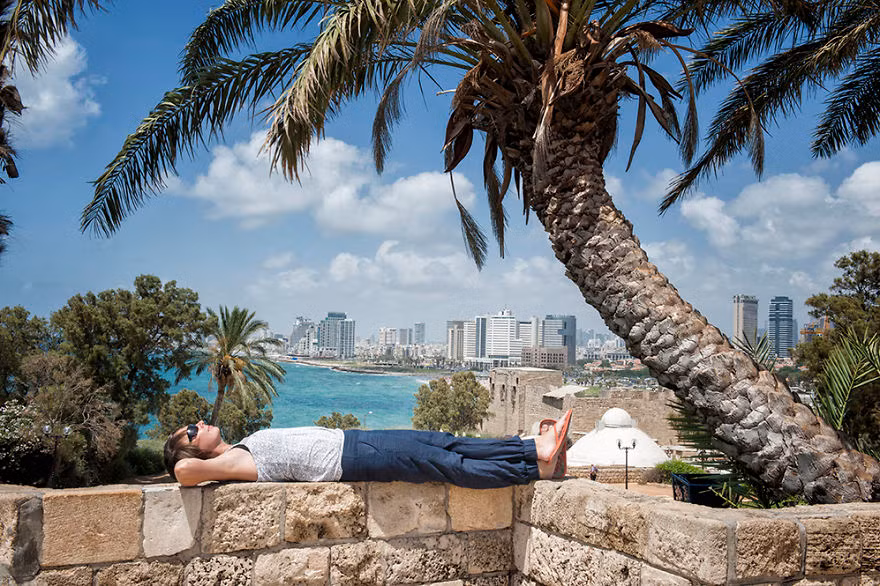 Bắt đầu vào thực hiện ý tưởng, hành động nằm rồi tự chụp ảnh chân dung đã khiến rất nhiều người tò mò. Nhiều người tụ tập xung quanh hỏi han về hành động kỳ quặc của cô. Người nghệ sỹ nhiếp ảnh không cảm thấy phiền lòng, trái lại cô thấy rất thú vị.