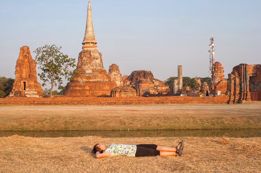 Karolina Jonderko là nữ nghệ sỹ nhiếp ảnh gia người Ba Lan, sinh năm 1985. Cô đã từng học tại rất nhiều trường nghệ thuật nổi tiếng. Tuy còn khá trẻ tuổi Karolina đã dành được nhiều chiến thắng trong các cuộc thi ảnh trong nước và quốc tế uy tín. Tác phẩm của cô đã được trưng bày tại Mỹ, Bồ Đào Nha, Pháp, Anh, Đức và Ba Lan.