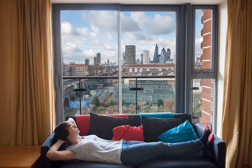 Karolina Jonderko mong muốn tạo nên kỷ lục, chụp các bức chân dung nằm ở tất cả các quốc gia trên thế giới.