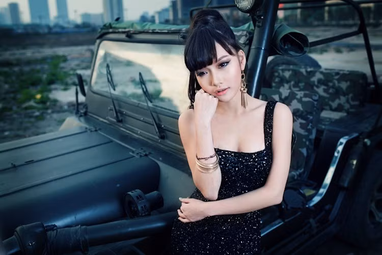 Tuy nhiên, phần đông cư dân mạng lại đang loan truyền một thông tin khác, cho rằng Hường Hana vướng vào một vụ lùm xùm khi để lộ một vài clip cá nhân. Không kiểm soát được lần khủng hoảng truyền thông lớn này nên Hường Hana đang tạm thời khóa trang cá nhân và không liên lạc với người khác.