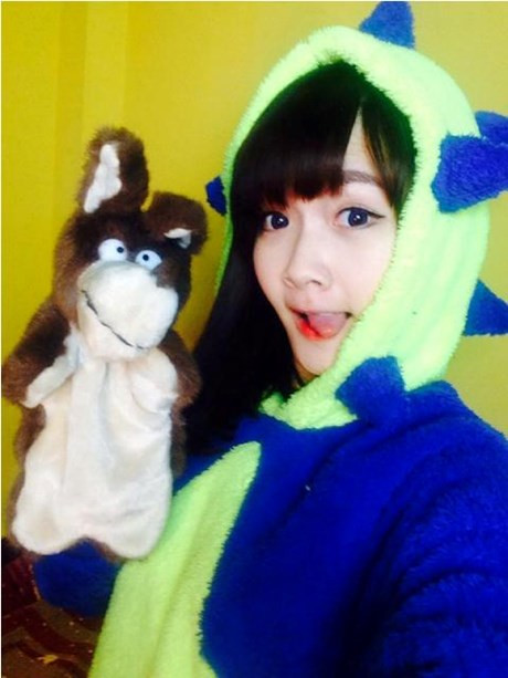 Thỏ khủng long Hường Hana tên thật là Nguyễn Thúy Hường, sinh năm 1994 hiện đang sinh sống tại Hà Nội. Sau hình tượng Thỏ Khủng Long gây sốt, cô nữ sinh Đại học Văn hóa Hà Nội bắt đầu được biết đến nhiều hơn với một vài hoạt động nghệ thuật trong vai trò là một ca sĩ, MC.