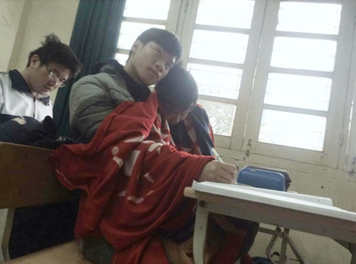 Sự xuất hiện của những chiếc chăn bông, chăn dạ trong lớp đôi khi tạo ra nhiều hình ảnh khá hài hước. Ví dụ như cảnh hai nam sinh cùng san sẻ chung mảnh chăn đầy tình cảm như trên. Những hình ảnh này được nhiều trang mạng, báo chí sử dụng để nói về sự khắc nghiệt, mức độ ảnh hưởng lớn của mùa đông rét kỷ lục năm nay.