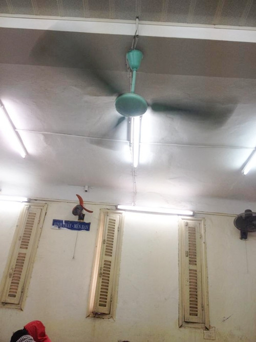 Mới đây, trên trang confession của một trường THPT ở Hà Nội, rất nhiều học sinh đã kêu gào, than phiền khi phải chịu rét cóng khi đến ngồi ở phòng Tin học. Số là, giữa những ngày rét kỷ lục, nhiệt độ luôn dưới 10 độ C, nhưng chiếc quạt trần trong phòng học vẫn quay tít, không có cách để tắt đi trừ khi ngắt điện cả phòng.