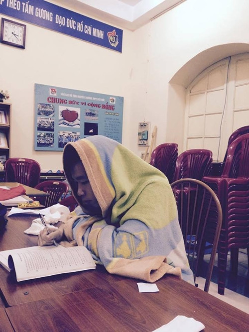 Thấu hiểu được sự khó khăn mà các học sinh phải chịu đựng, các thầy cô cũng linh động và thông cảm, cho phép các em được trùm, quấn chăn khi ngồi học.