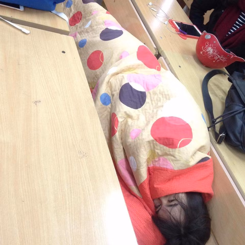 Trong giờ giải lao, chiếc chăn cũng trở thành vật dụng có ích giúp các học sinh giữ ấm để tranh thủ nghỉ ngơi.