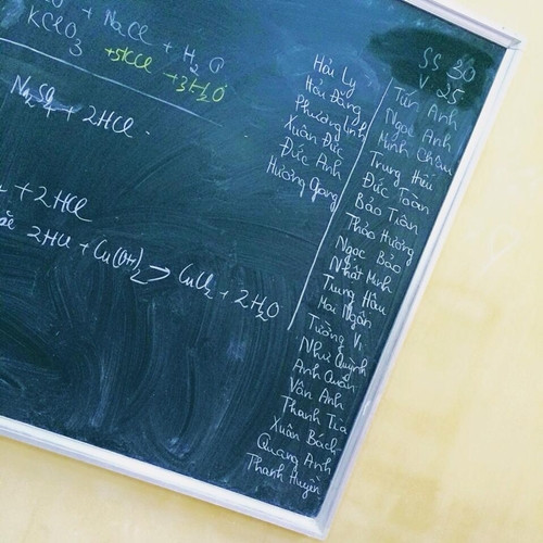 Trời rét, chuyện các lớp học không đủ sĩ số vì nhiều học sinh xin nghỉ hoặc tự ý nghỉ ở nhà tránh rét là không hiếm. Bức ảnh bảng kiểm sĩ số của một lớp bị vắng đến quá nửa trên xuất hiện trên khá nhiều fanpage nổi tiếng để nói về sức ảnh hưởng của thời tiết giá lạnh.