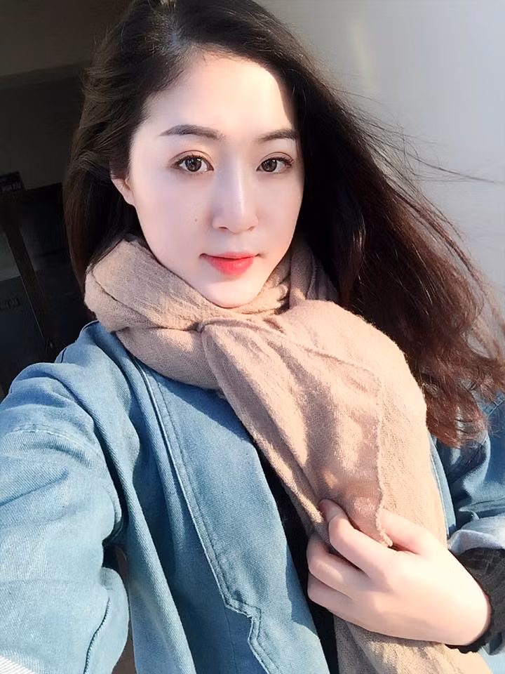 Sự năng động của nữ BTV xinh đẹp còn thể hiện ở việc ngoài thời gian đi quay phim, làm chương trình và các hoạt động nghệ thuật khác... cô nàng còn kinh doanh thời trang, kiếm thêm thu nhập.