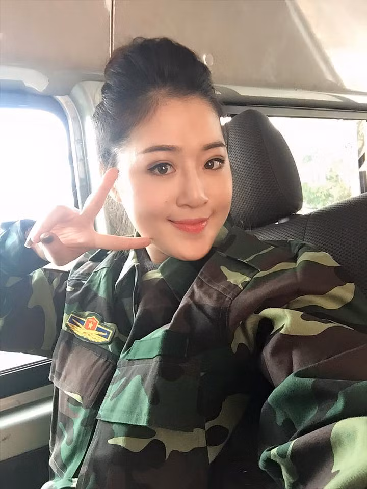 Tuy nhiên, khi tìm hiểu kỹ hơn về nhân vật chính trong bức ảnh gây "bão" này, dân mạng phát hiện "nữ quân nhân" chở nước thực chất là một nữ BTV đài Quảng Ninh. Bức ảnh nữ BTV xinh đẹp mặc quân phục, chở nước được chụp trong hậu trường làm chương trình "Chúng tôi là chiến sĩ".