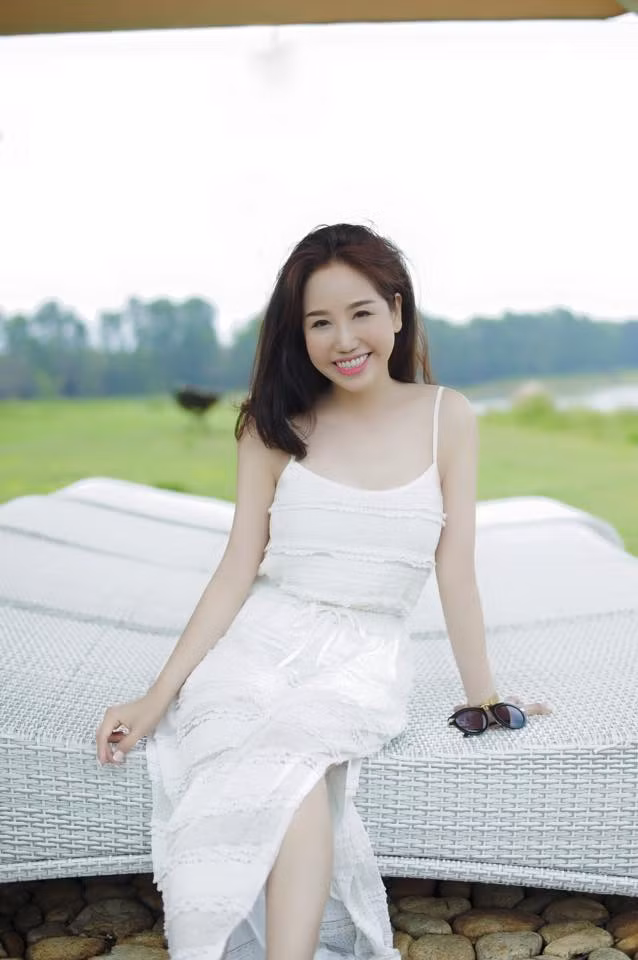 Đã là mẹ của hai cậu con trai khá lớn, nhưng vóc dáng của cô Khanh vẫn giống với những cô gái chưa từng sinh đẻ. Trong một vài bức ảnh thời trang, nghệ thuật, cô Khanh vẫn khiến người xem lầm tưởng nhân vật chính trong ảnh là một cô gái, một người mẫu chuyên nghiệp ở độ tuổi khoảng 20.