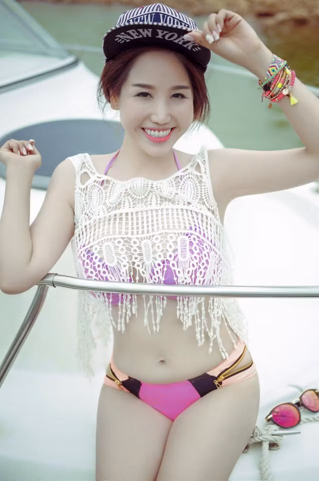 Nhìn những bức ảnh này, rất ít người có thể tin rằng cô Giáp Vân Khanh năm nay đã bước sang tuổi 40. Cô Khanh sinh năm 1976, là một nhà kinh doanh thời trang khá thụ vị và đang sở hữu một tiệm cà phê có tiếng ở Hà Nội, từng được nhiều trang báo về gia đình, phụ nữ nhắc tới khá nhiều lần.