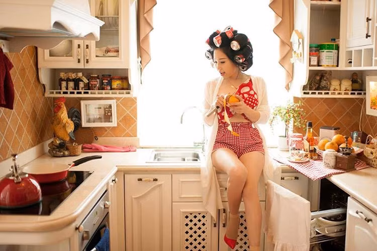 Cô Giáp Vân Khanh từng cho biết bản thân không có một bí quyết đặc biệt nào để giữ gìn sắc đẹp mà chính cuộc sống vui vẻ đã giúp cô trông trẻ trung, xinh đẹp hơn. Ngoài ra việc chăm chỉ tập thể dục hàng ngày cũng giúp cô giữ gìn được vóc dáng đẹp, sức trẻ.