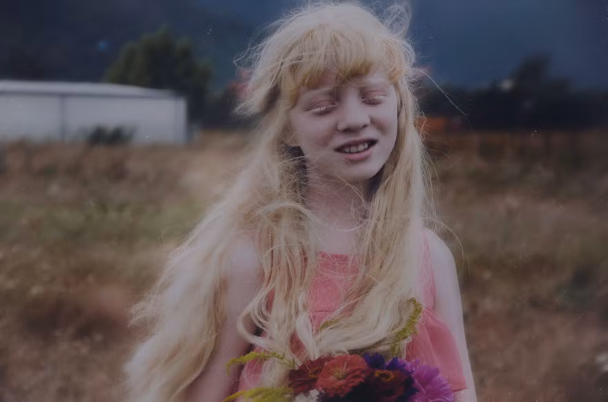 "Khi nhìn thấy sự tinh khiết vô ngần ở một tầm hồn, bạn sẽ cảm thấy điều tuyệt vời đang chờ đợi bạn khám phá" cô nhiếp ảnh gia trẻ chia sẻ.