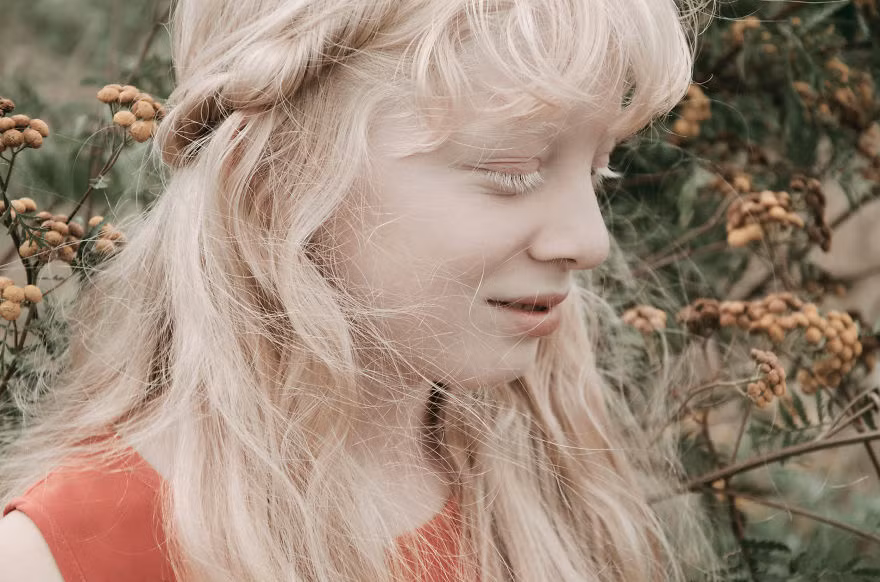 Tâm hồn non nớt luôn mặc cảm về đôi mắt, khi bạn bè ở trường thường xuyên trêu trọc. Chính bản thân cô công chúa mù xinh đẹp không hề biết, bản thân mình mang những nét đẹp tinh khiết tuyệt vời mà không phải ai cũng có.