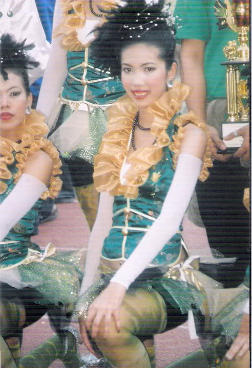 Trong mắt chồng, Shrill là một người xấu xí, tay dài như vượn rất quái dị. Uất ức vì bị chồng chê xấu, Shrill đã quyết tâm thực hiện một “công cuộc” làm đẹp, thay đổi bản thân.