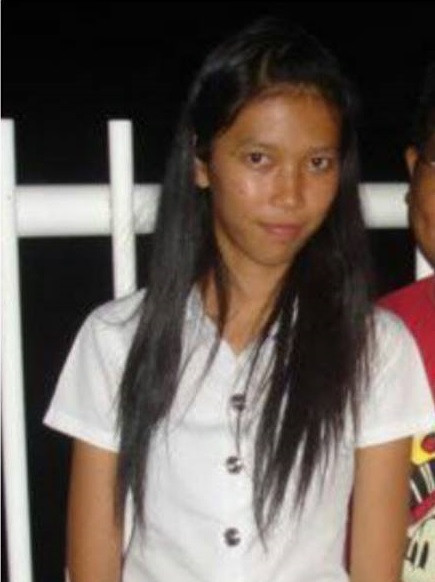 Người chồng của Shrill thường xuyên chê cô xấu xí, thường xuyên gây sự cãi nhau, bỏ bê cô nàng chỉ vì lý do vợ kém nhan sắc. Chưa hết, Shril bị tổn thương nặng nề khi chồng thường xuyên xoáy vào những nét không bình thường trên cơ thể của cô để chê bai, xỉ vả.