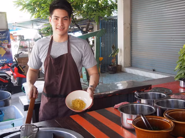 Vài ngày gần đây, cư dân mạng Thái Lan cực thích thú, như phát cuồng trước sự xuất hiện của một anh chàng bán bún siêu đẹp trai. Với khuôn mặt sáng bừng, nhiều nét nam tính và nụ cười hiền, anh chàng trở thành tâm điểm hút sự chú ý trên mạng và được nhiều bạn trẻ săn lùng thông tin.