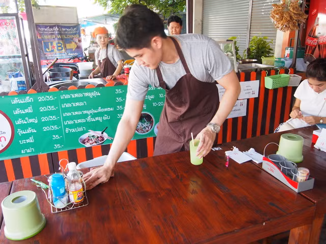 Pound làm việc cùng 3-4 nhân viên nữ khác và hầu hết đều lớn tuổi hơn nên thường những công việc nặng trong cửa hàng anh vẫn là người thực hiện. Chăm chỉ và có phong cách phục vụ niềm nở, hot boy bán bún đẹp trai được rất nhiều vị thực khách yêu mến.