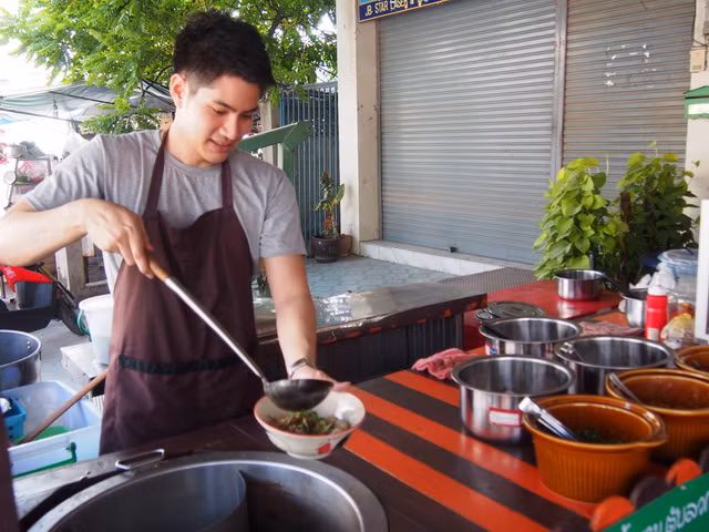 Theo tìm hiểu, anh chàng hot boy bán bún đang gây bão mạng Thái Lan này tên là Pound, 24 tuổi. Dù làm chủ quán bún của mình nhưng Pound rất chăm chỉ, làm mọi công việc như nấu nướng, sắp đồ, bưng bê, dọn dẹp...