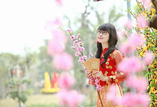 Tuy đã 23 tuổi nhưng cô giáo Hưng Yên xinh đẹp Bùi Thị Hồng Nhung lại mang vóc dáng của cô bé mới lớn. Khuôn mặt baby, thân hình nhỏ nhắn, xinh xinh. Thời gian đầu mới đi dạy, Hồng Nhung thường bị hiểu lầm là học sinh mới của trường.