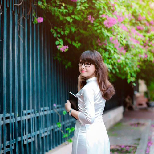 Ở cô gái trẻ này luôn luôn chứa đựng tình yêu nghề và khát khao học hỏi không ngừng. Sau khi đi dạy Hồng Nhung lại tiếp tục theo đuổi con đường học thuật. Hiện tại, cô giáo Hồng Nhung đang học liên thông tại trường Đại học Sư Phạm Hà Nội. Với mong muốn trau dồi kiến thức, tích lũy kinh nghiệm để truyền đạt kiến thức ngày càng tốt hơn đến các em học sinh, cô giáo trẻ khẳng định, bản thân sẽ còn nỗ lực hơn nữa để giúp cho tương lai các em học sinh tươi sáng hơn.