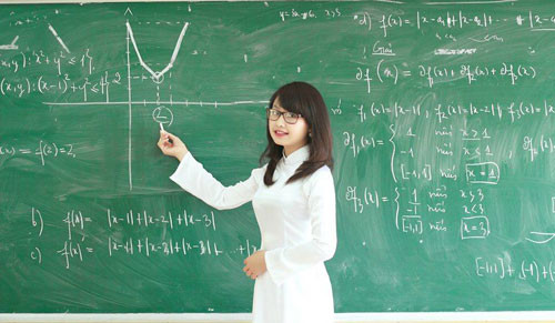 "Từ nhỏ mình đã rất thần tượng bố mình cũng là một giáo viên dạy Toán và mong ước sau này được trở thành một người giáo viên, được đứng trên bục giảng như bố mình". Tâm sự mộc mạc, chân thành về quyết định lựa chọn nghề nghiệp của Hồng Nhung